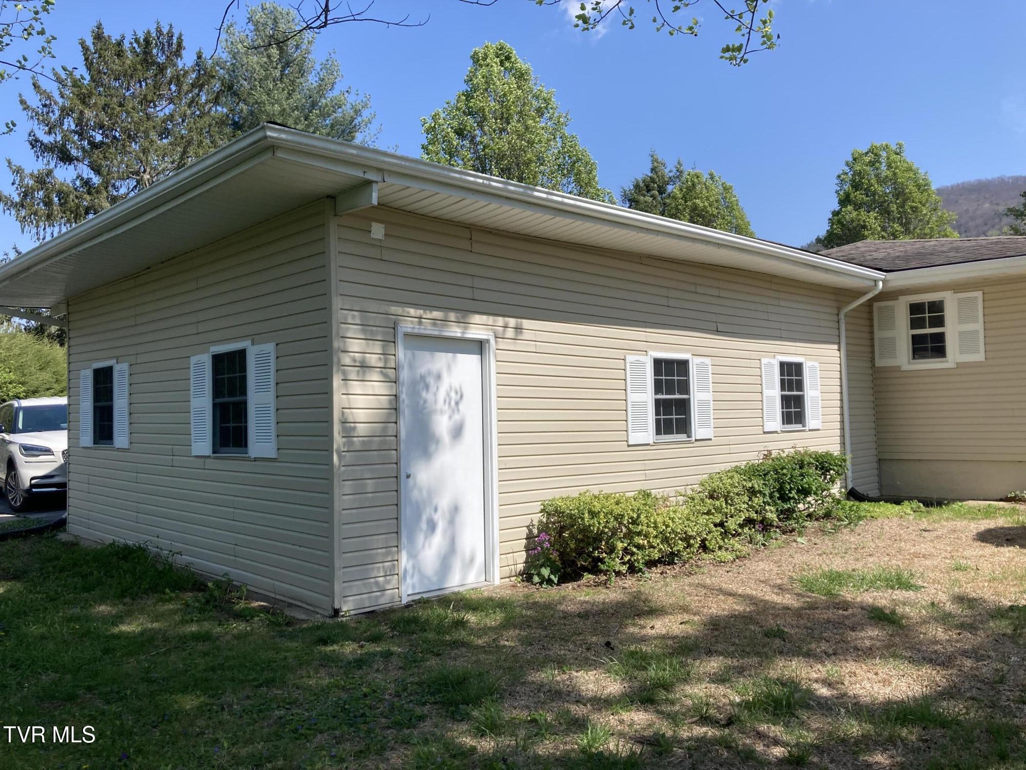 124 Cates Corner Road Hampton, TN 37658 - Photo 3 of 33 IMG_2554