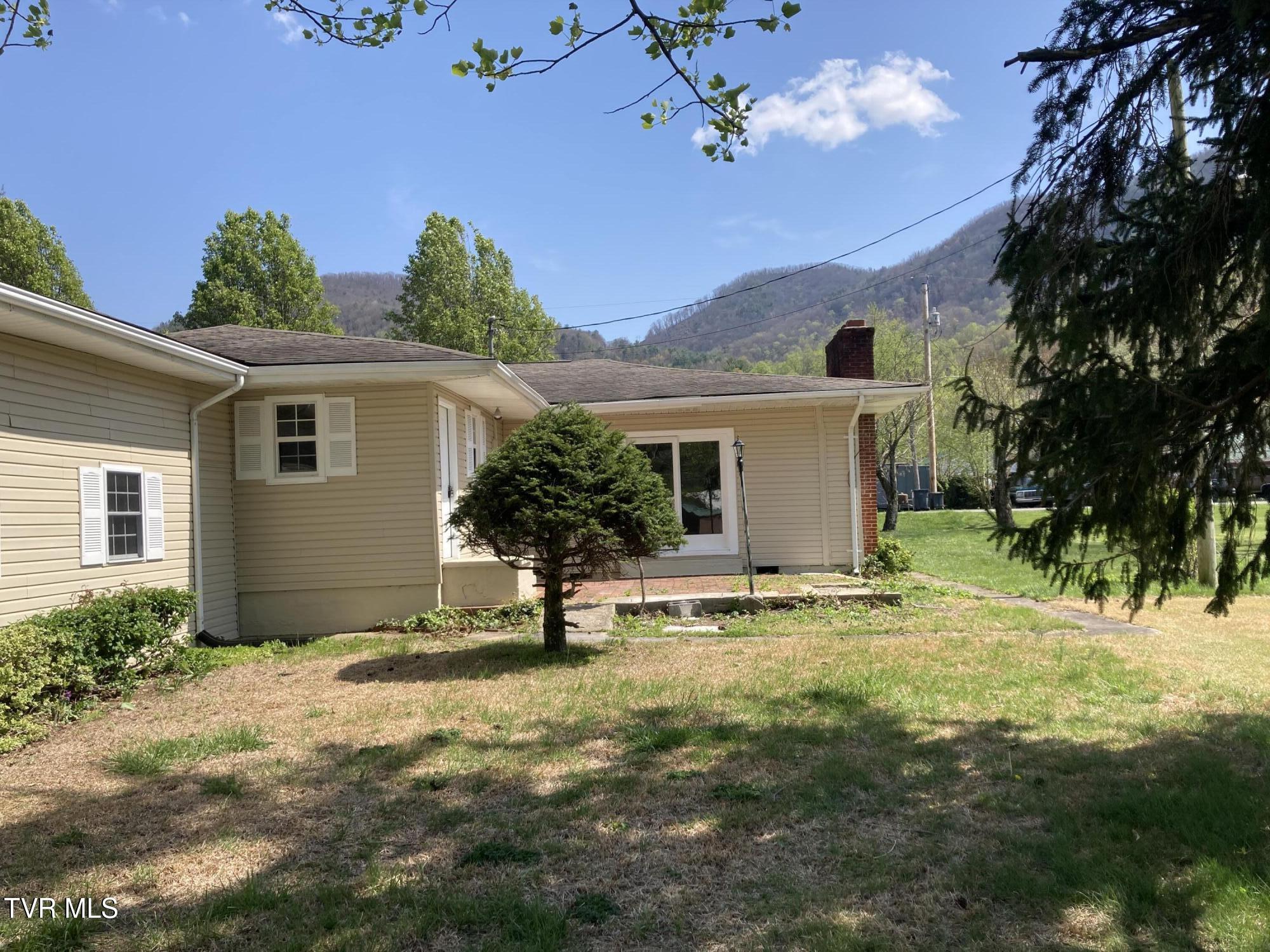 124 Cates Corner Road Hampton, TN 37658 - Photo 4 of 33 IMG_2555