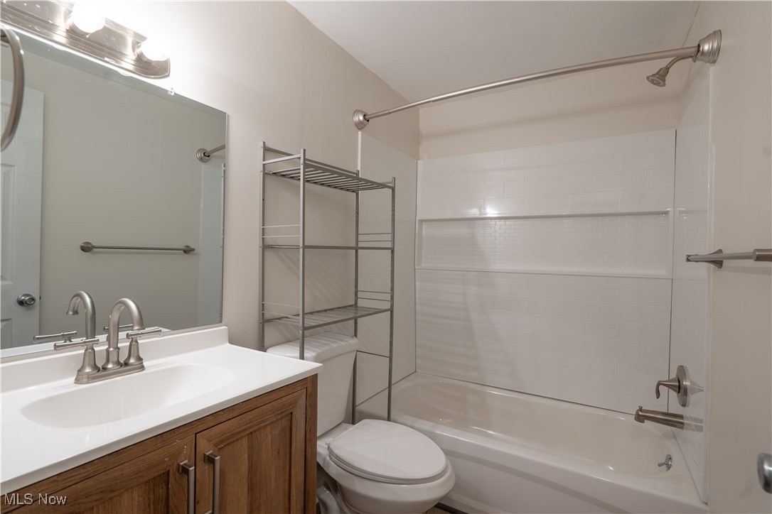 315 Solon Road, Unit 307 Chagrin Falls, OH 44022 - Photo 10 of 15 Full bathroom featuring vanity, toilet, and shower / tub combination