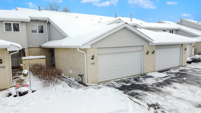 $350,000 | 7709 West 158th Court, Orland Park, IL 60462