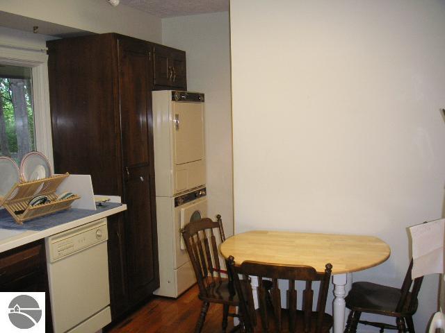 601 Bloomfield Road Traverse City, MI 49686 - Photo 5 of 15 1697008-4.JPG