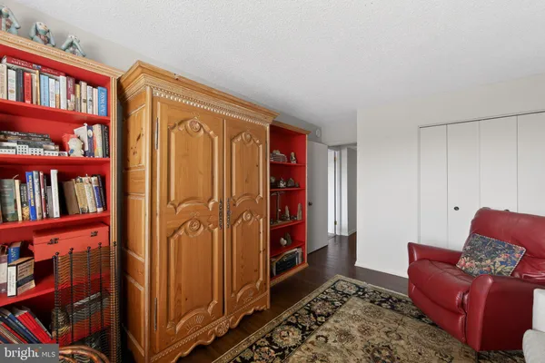 a livingroom with a bookshelf