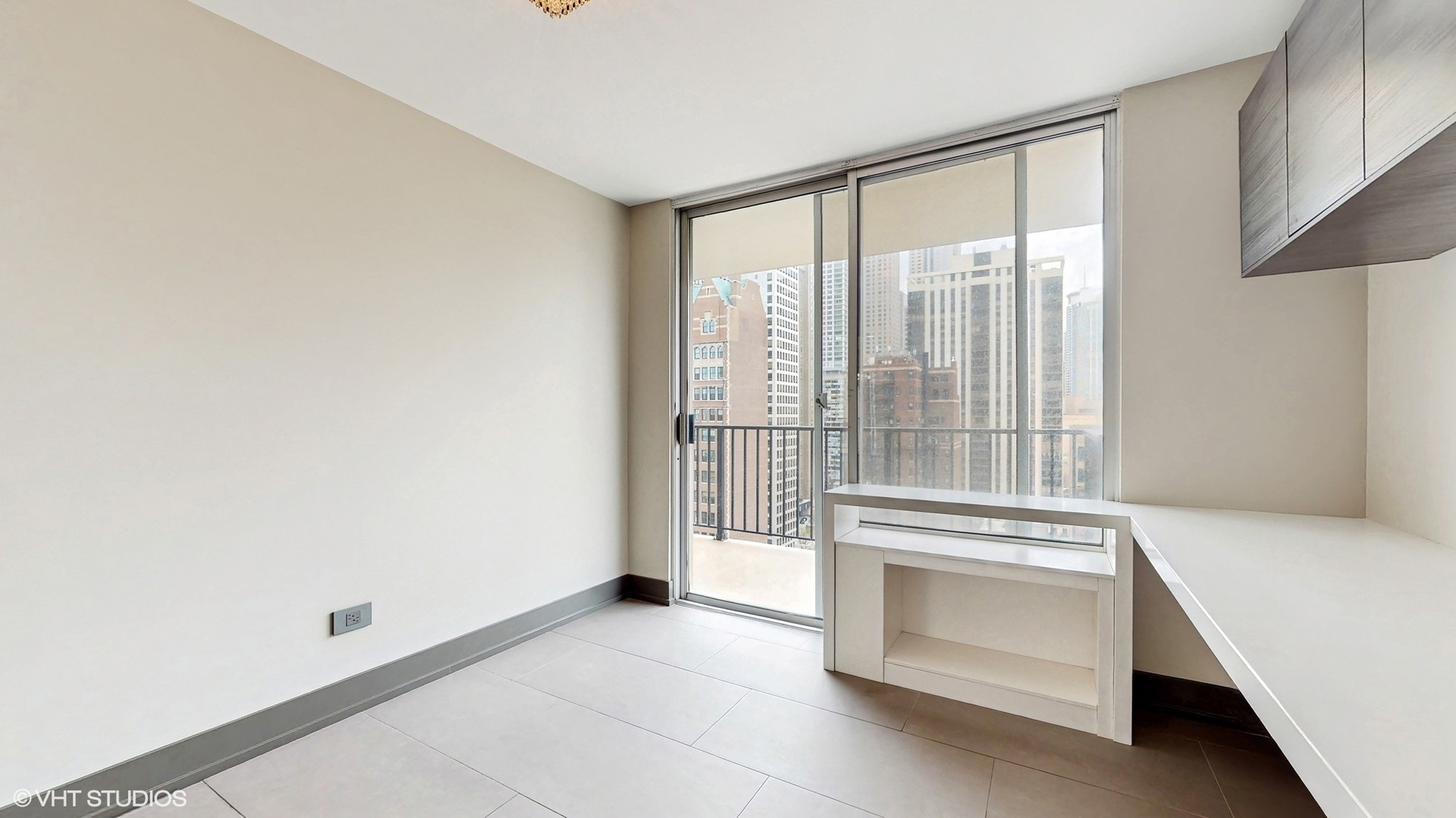 71 East Division Street, Unit 1801 Chicago, IL 60611 - Photo 14 of 31 a view of an empty room with a window