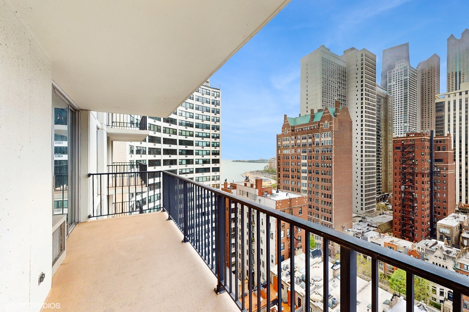 71 East Division Street, Unit 1801 Chicago, IL 60611 - Photo 26 of 31 a balcony with city view