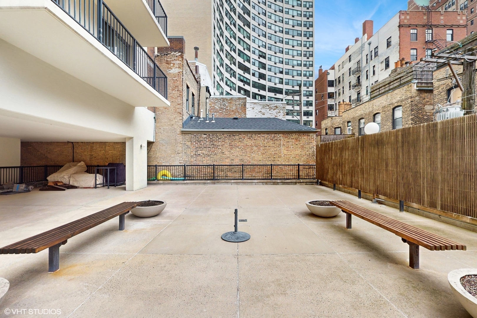 71 East Division Street, Unit 1801 Chicago, IL 60611 - Photo 29 of 31 a living room with gym equipment