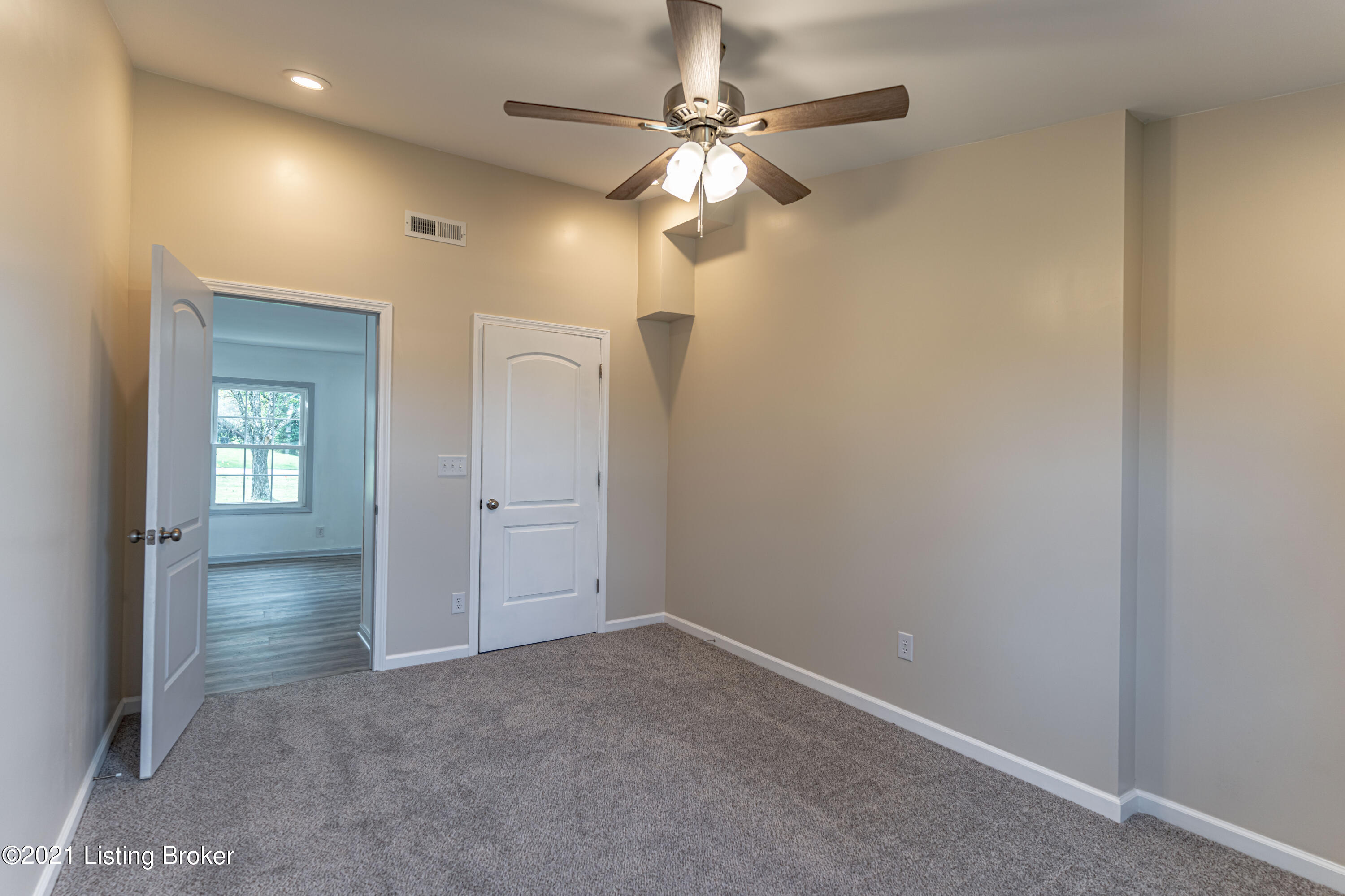 9807 Fairmount Road Louisville, KY 40291 - Photo 27 of 63 DSC05680
