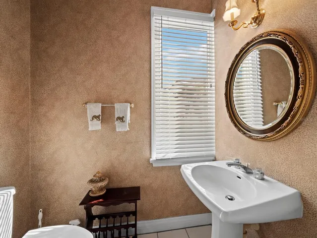 $1,100,000 | 836 Evergreen Way, Longboat Key, FL 34228