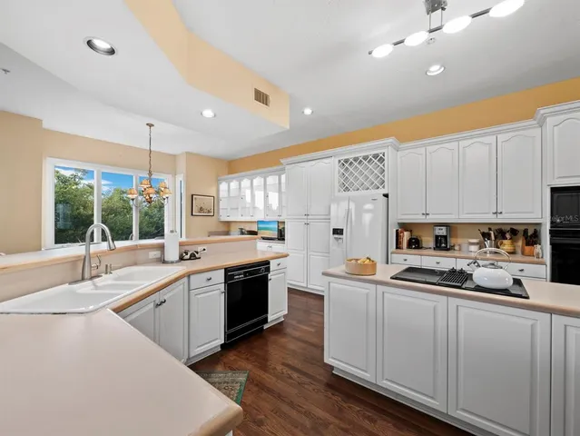 $1,100,000 | 836 Evergreen Way, Longboat Key, FL 34228