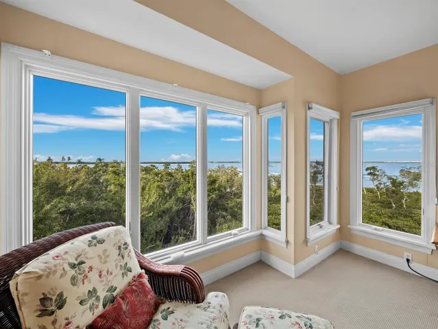 $1,100,000 | 836 Evergreen Way, Longboat Key, FL 34228