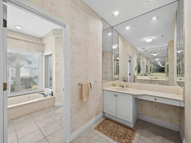 $1,100,000 | 836 Evergreen Way, Longboat Key, FL 34228