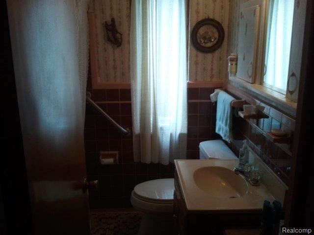 5152 Chase Road Dearborn, MI 48126 - Photo 9 of 15 1ST FLR BTH RM.jpg