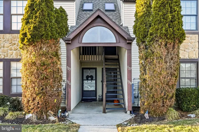 a view of entryway with outdoor area