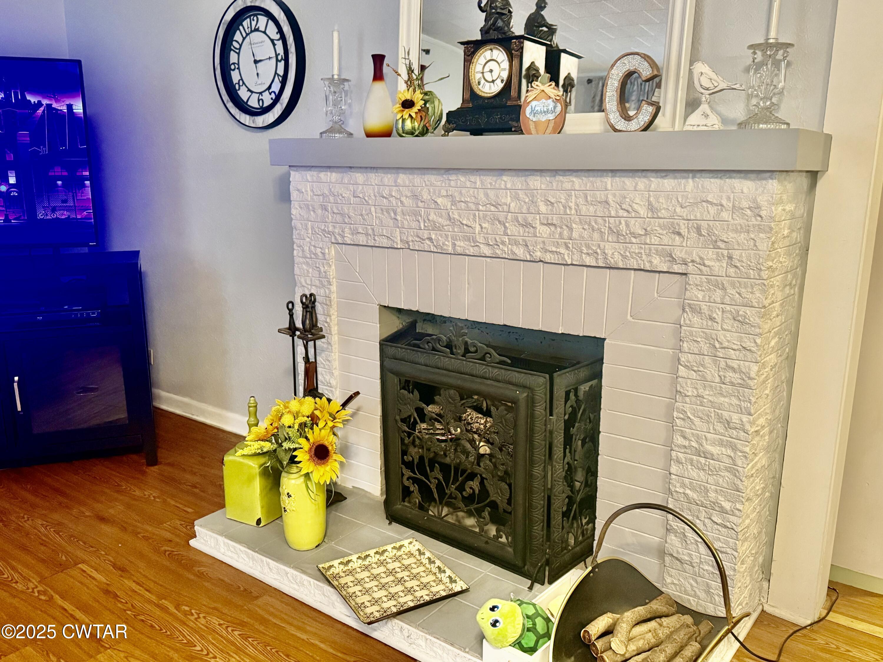 3121 Lantern Lane Union City, TN 38261 - Photo 4 of 19 a kitchen with a table and a fireplace