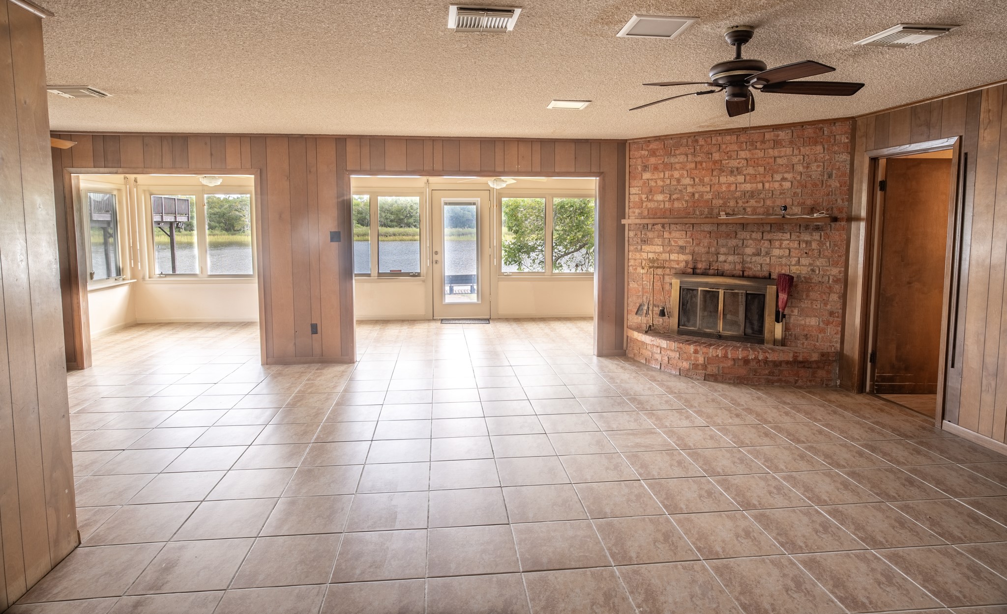 4611 Rio Drive Brazoria, TX 77422 - Photo 8 of 39 Huge Living Room & Sun Room