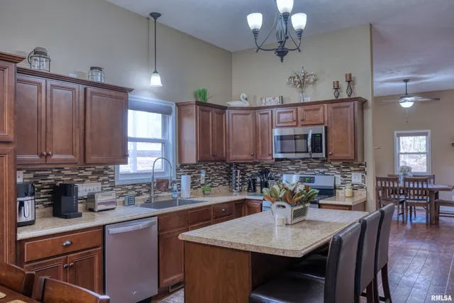 $639,000 | 1415 Lake Shore Drive, Goreville, IL 62939