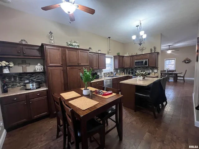 $639,000 | 1415 Lake Shore Drive, Goreville, IL 62939