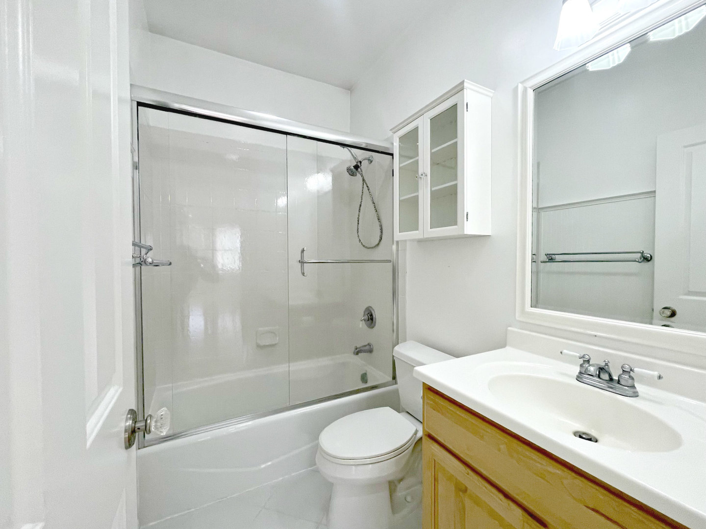 8208 Eagle Ridge Spring Grove, IL 60081 - Photo 31 of 39 a bathroom with a sink toilet tub and shower