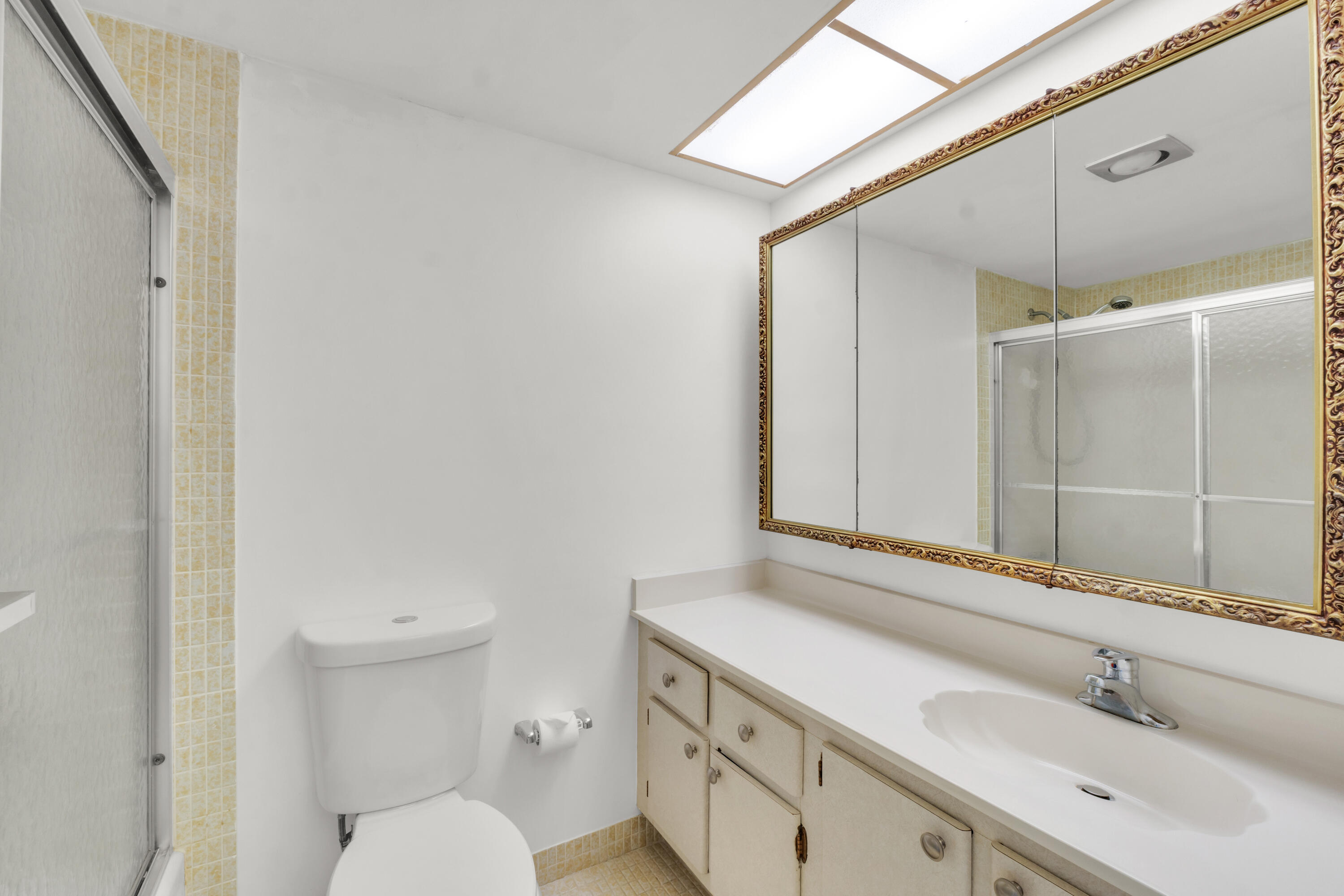 301 Cambridge Road, Unit 202 Hollywood, FL 33024 - Photo 5 of 38 Primary Bathroom