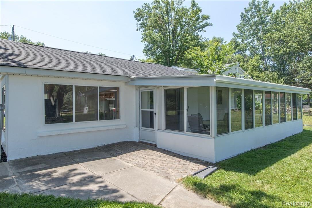 217 Reymont Road Waterford, MI 48327 - Photo 15 of 30 A Spectacular Area to Stretch Your Entertaining Space