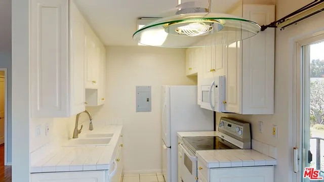 $2,600 | 2308 Schader Drive, Unit 102, Santa Monica, CA 90404