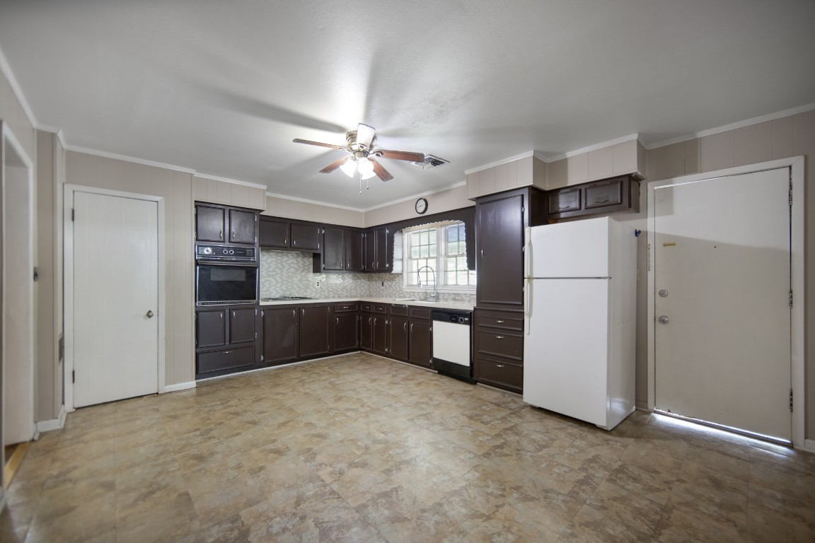 211 15th Street Hempstead, TX 77445 - Photo 11 of 30