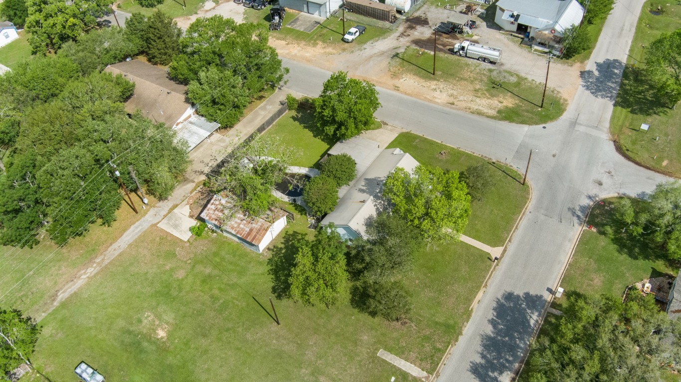 211 15th Street Hempstead, TX 77445 - Photo 25 of 30