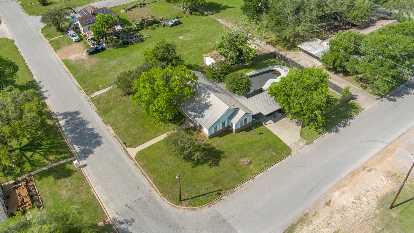 211 15th Street Hempstead, TX 77445 - Photo 26 of 30