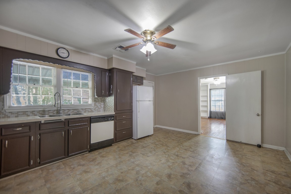 211 15th Street Hempstead, TX 77445 - Photo 10 of 30