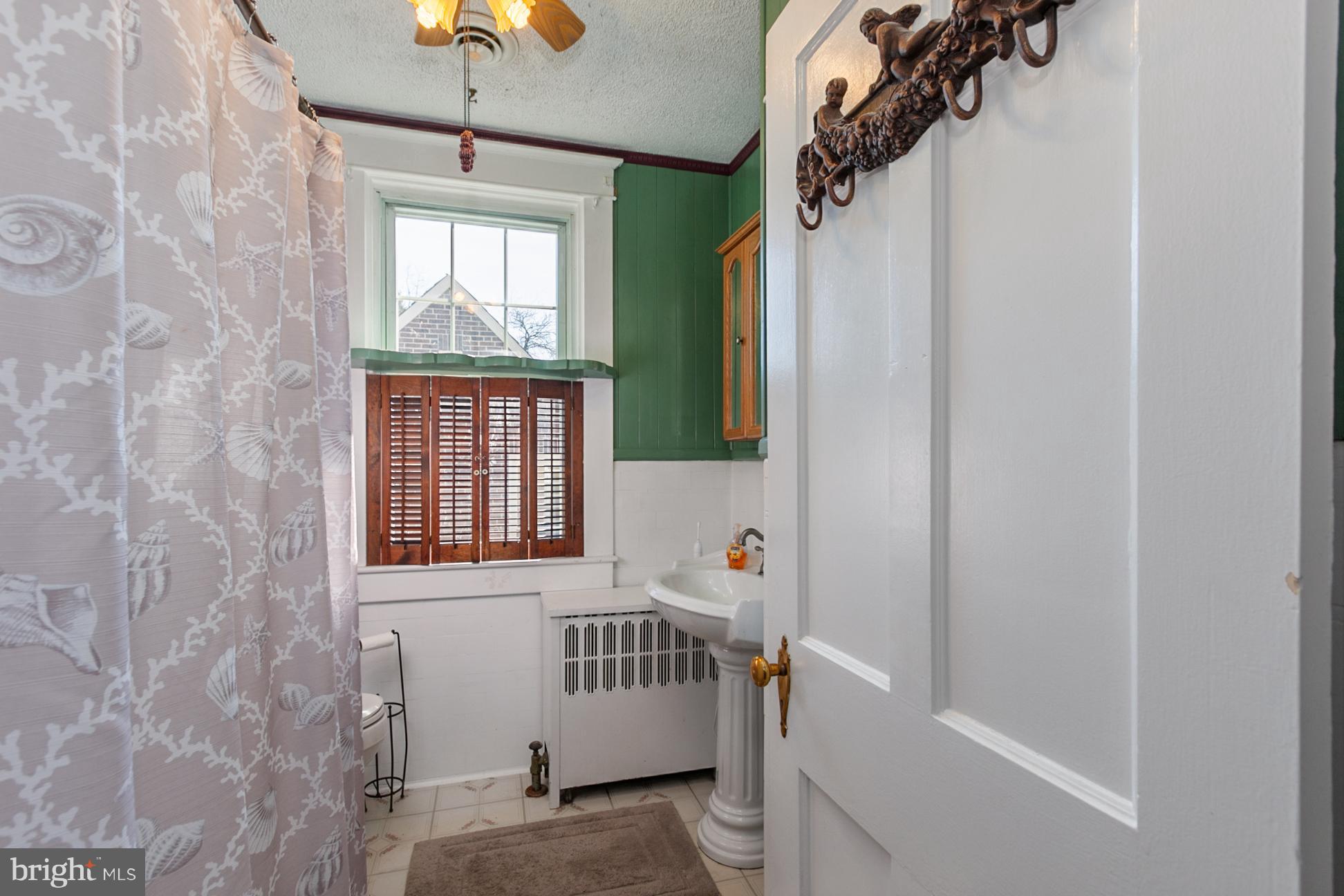 3200 Beverly Road Baltimore, MD 21214 - Photo 22 of 30 Full Hallway Bathroom