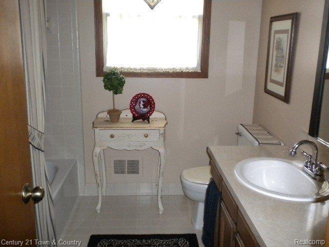1198 Greenleaf Drive Rochester, MI 48309 - Photo 23 of 25 Main Bath.jpg
