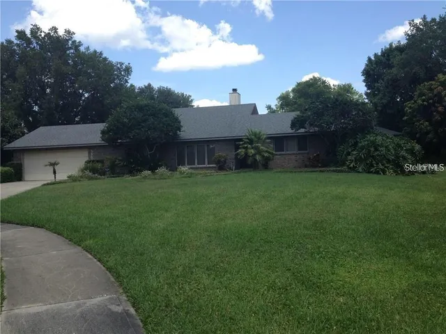 a view of a back yard
