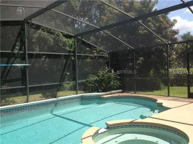 a view of a backyard