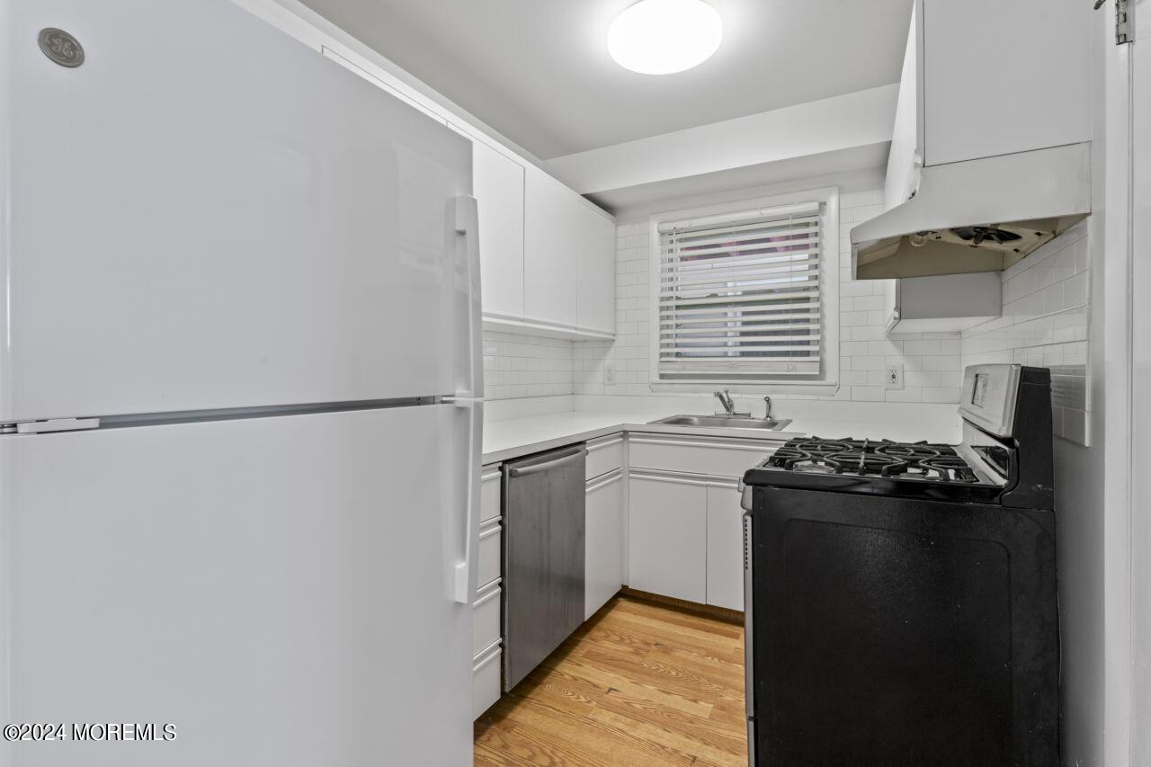 601 Mistletoe Avenue, Unit 4 Point Pleasant, NJ 08742 - Photo 20 of 28 a kitchen with a refrigerator and a stove