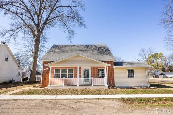 $277,000 | 321 North John Street, Mascoutah, IL 62258