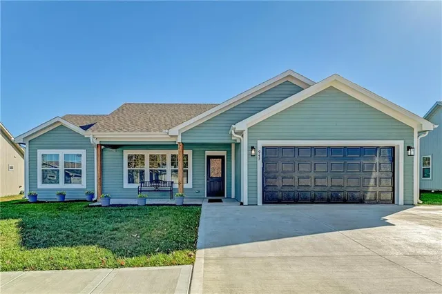 $290,000 | 947 North White Oaks Lane, Oak Grove, MO 64075