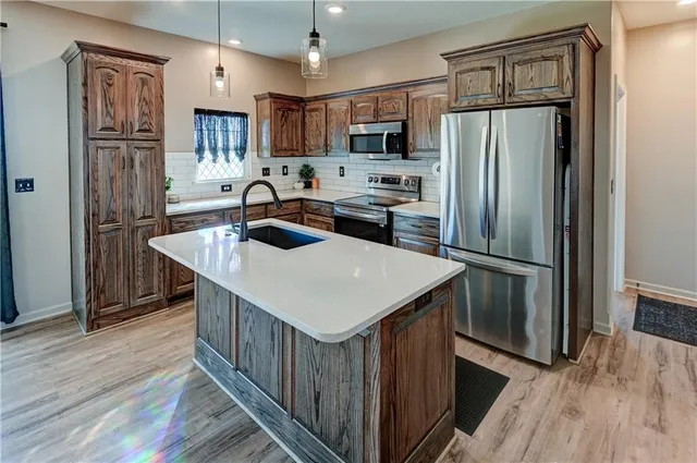 $290,000 | 947 North White Oaks Lane, Oak Grove, MO 64075