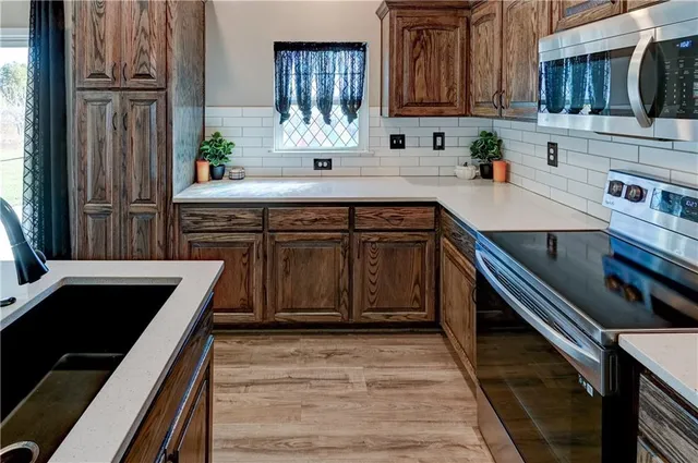 $290,000 | 947 North White Oaks Lane, Oak Grove, MO 64075