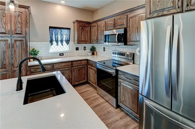 $290,000 | 947 North White Oaks Lane, Oak Grove, MO 64075