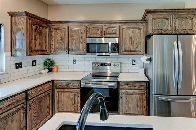 $290,000 | 947 North White Oaks Lane, Oak Grove, MO 64075