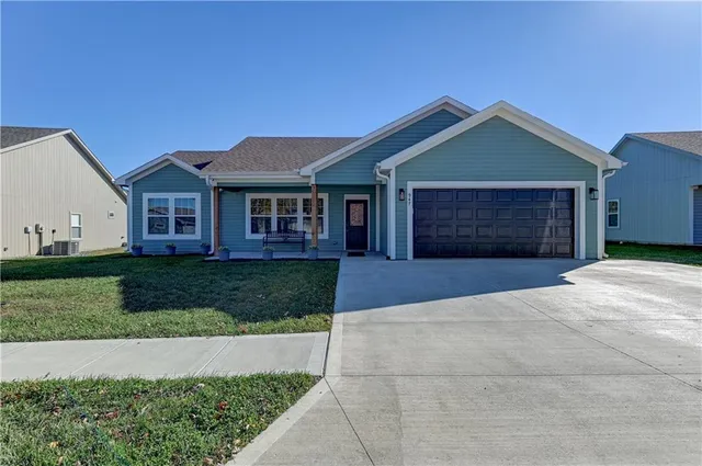 $290,000 | 947 North White Oaks Lane, Oak Grove, MO 64075