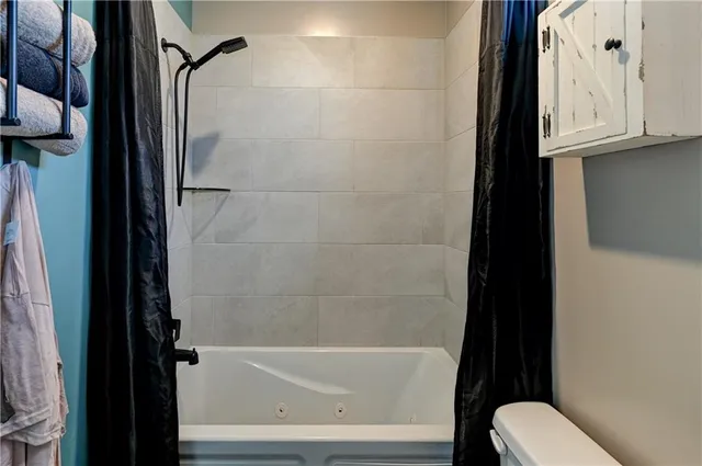 $290,000 | 947 North White Oaks Lane, Oak Grove, MO 64075