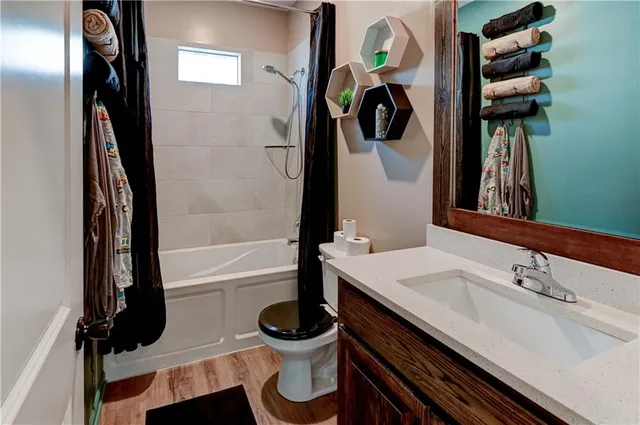 $290,000 | 947 North White Oaks Lane, Oak Grove, MO 64075