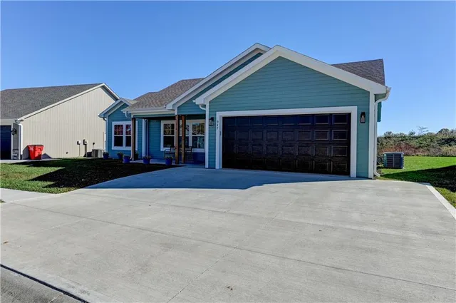 $290,000 | 947 North White Oaks Lane, Oak Grove, MO 64075