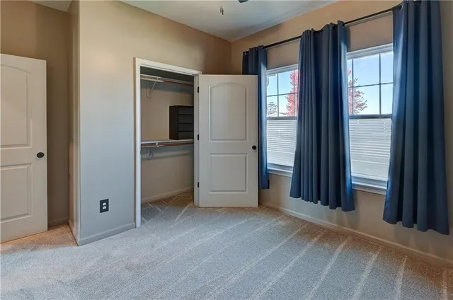 $290,000 | 947 North White Oaks Lane, Oak Grove, MO 64075