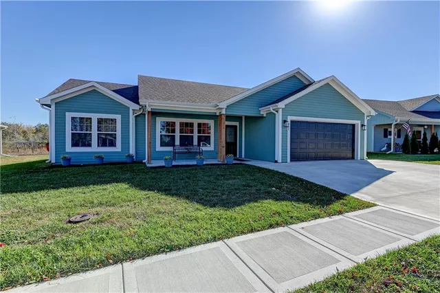 $290,000 | 947 North White Oaks Lane, Oak Grove, MO 64075