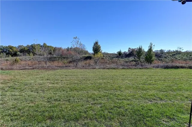 $290,000 | 947 North White Oaks Lane, Oak Grove, MO 64075