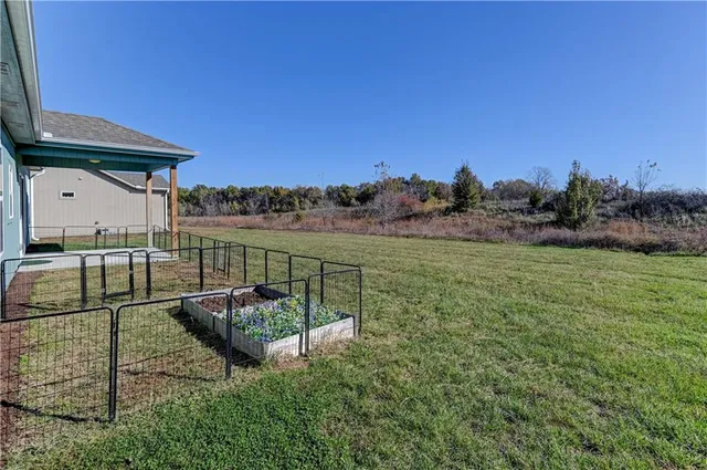 $290,000 | 947 North White Oaks Lane, Oak Grove, MO 64075