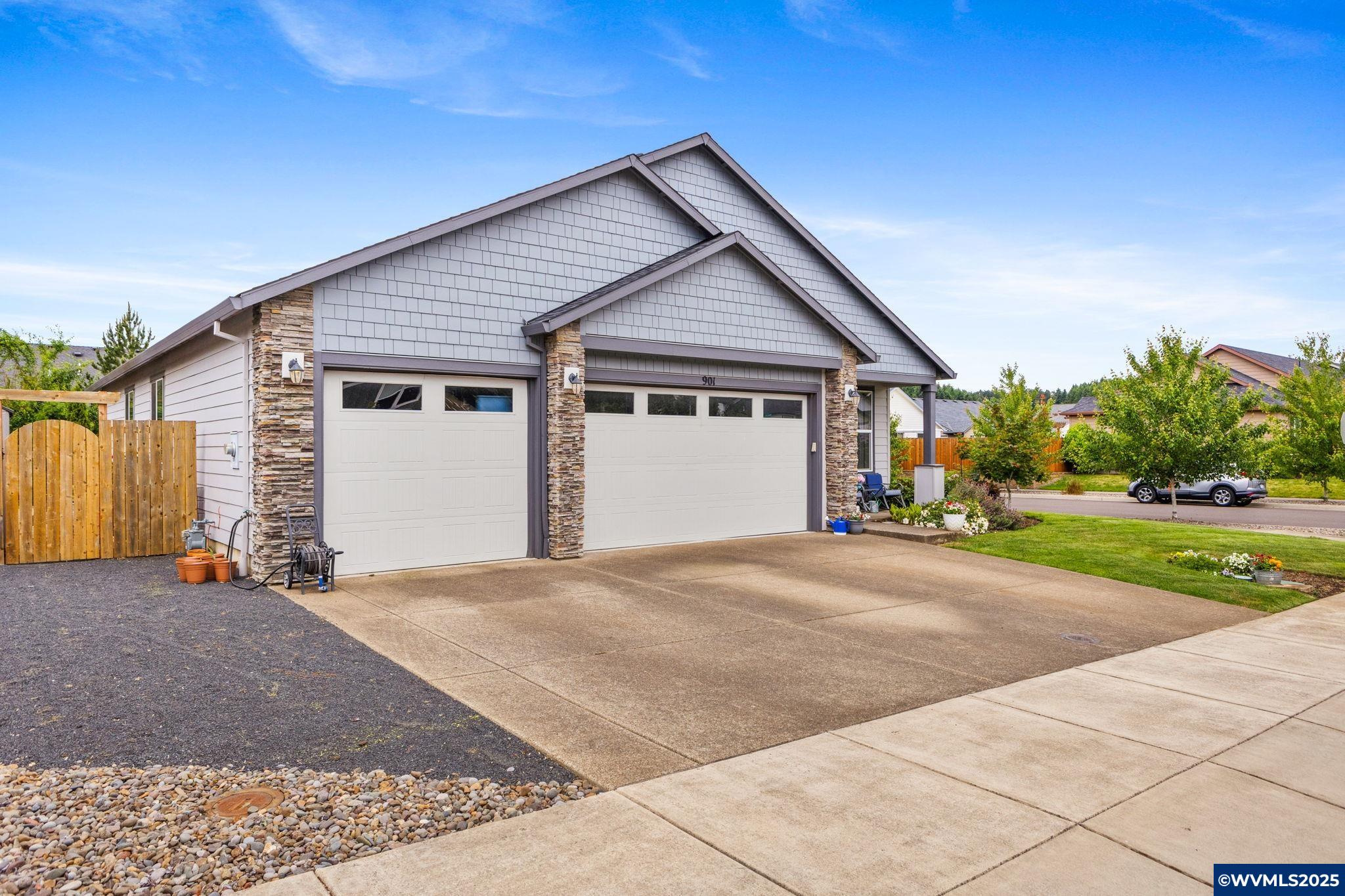 901 Riley Drive Northeast Silverton, OR 97381 - Photo 3 of 34