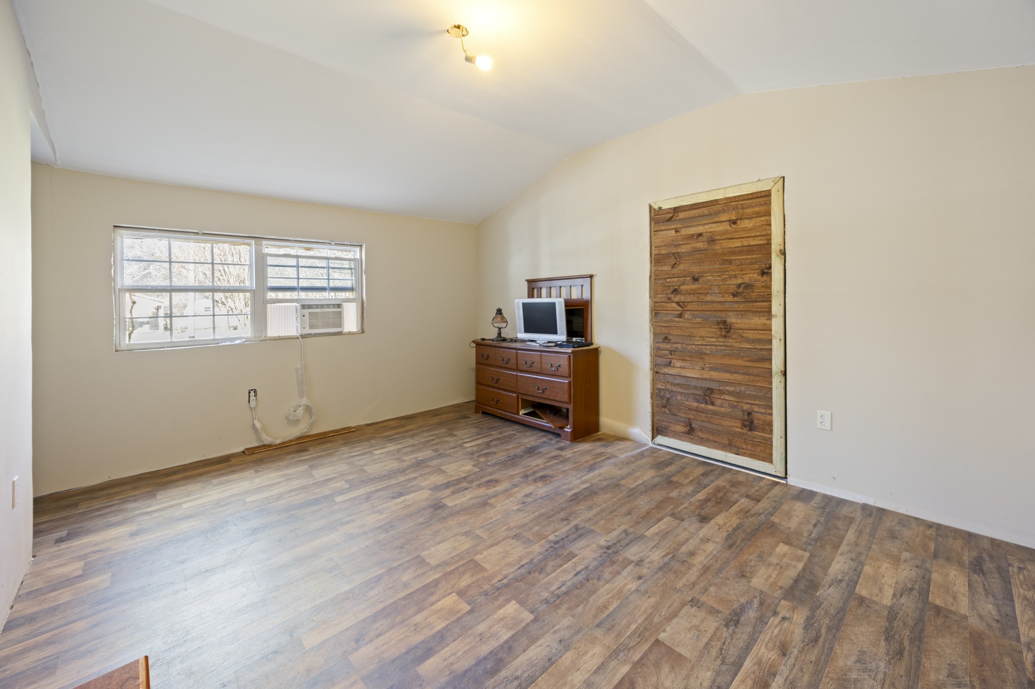 801 South High Street Winchester, TN 37398 - Photo 28 of 49 an empty room with windows