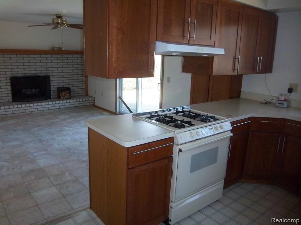 11325 Messmore Road Utica, MI 48317 - Photo 4 of 25 messmore stove.jpg